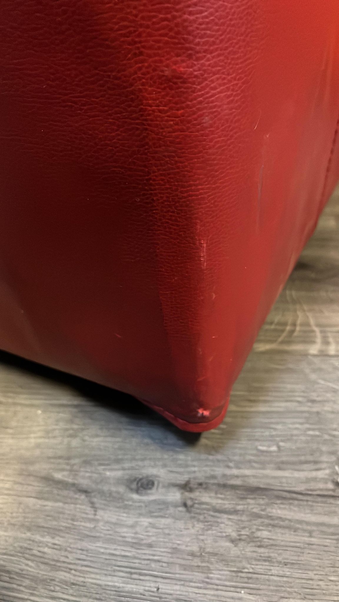 Pouf en simili cuir rouge – L40 x P40 x H40 cm – Image 7