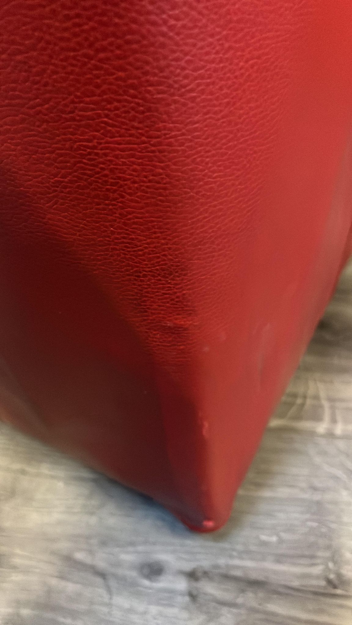 Pouf en simili cuir rouge – L40 x P40 x H40 cm – Image 4