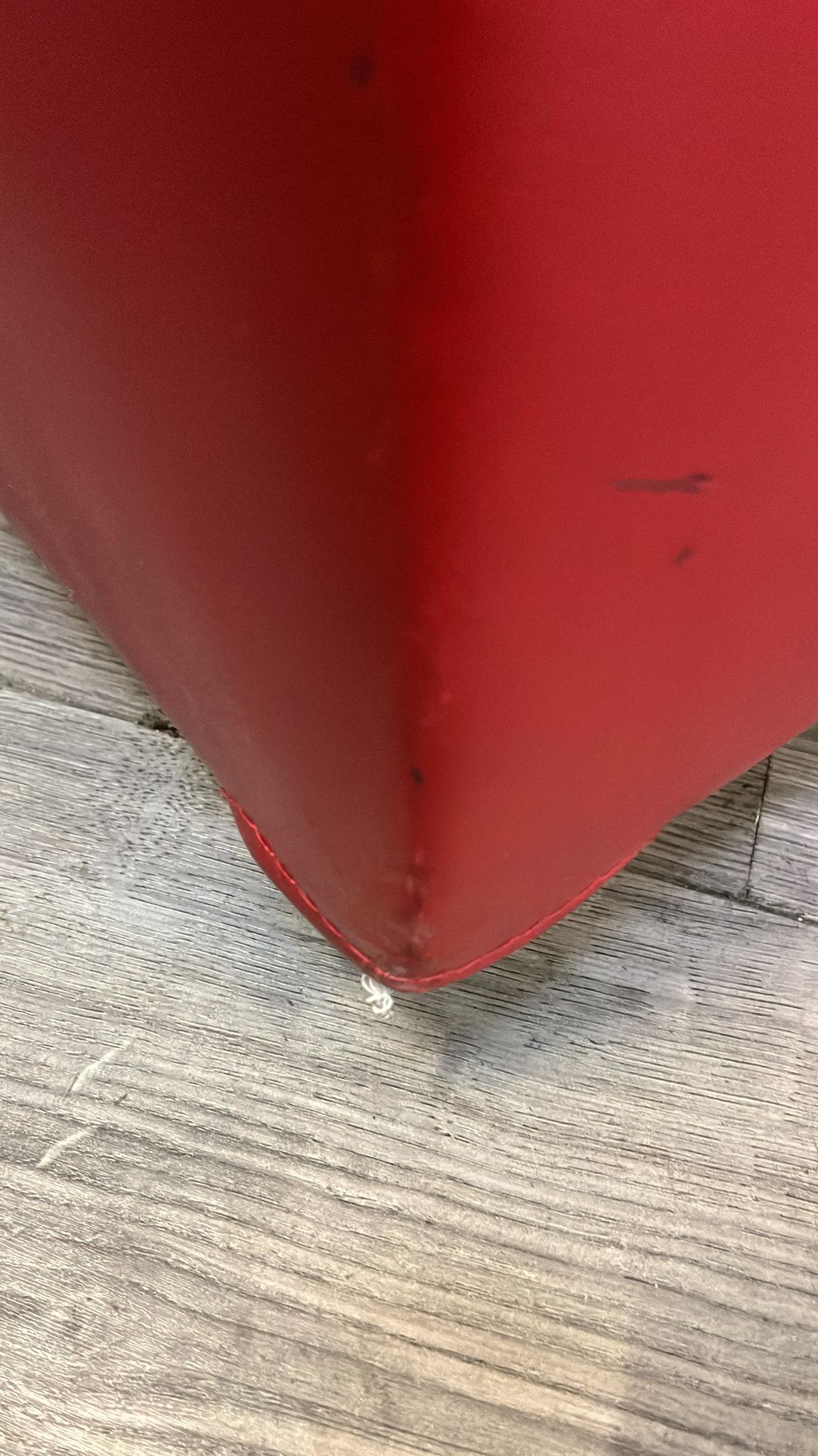 Pouf en simili cuir rouge – L40 x P40 x H40 cm – Image 5