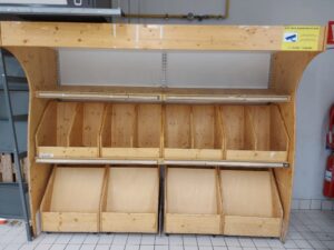 Meuble boulangerie en bois avec bacs sur roulettes