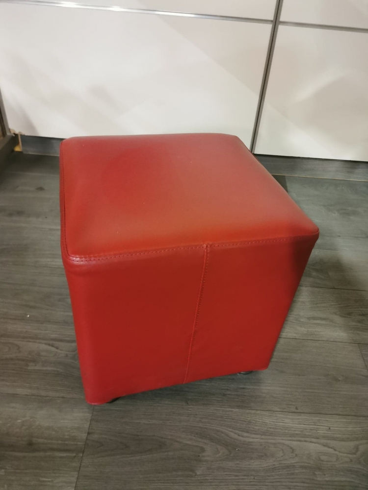 Tabouret rouge en simili cuir