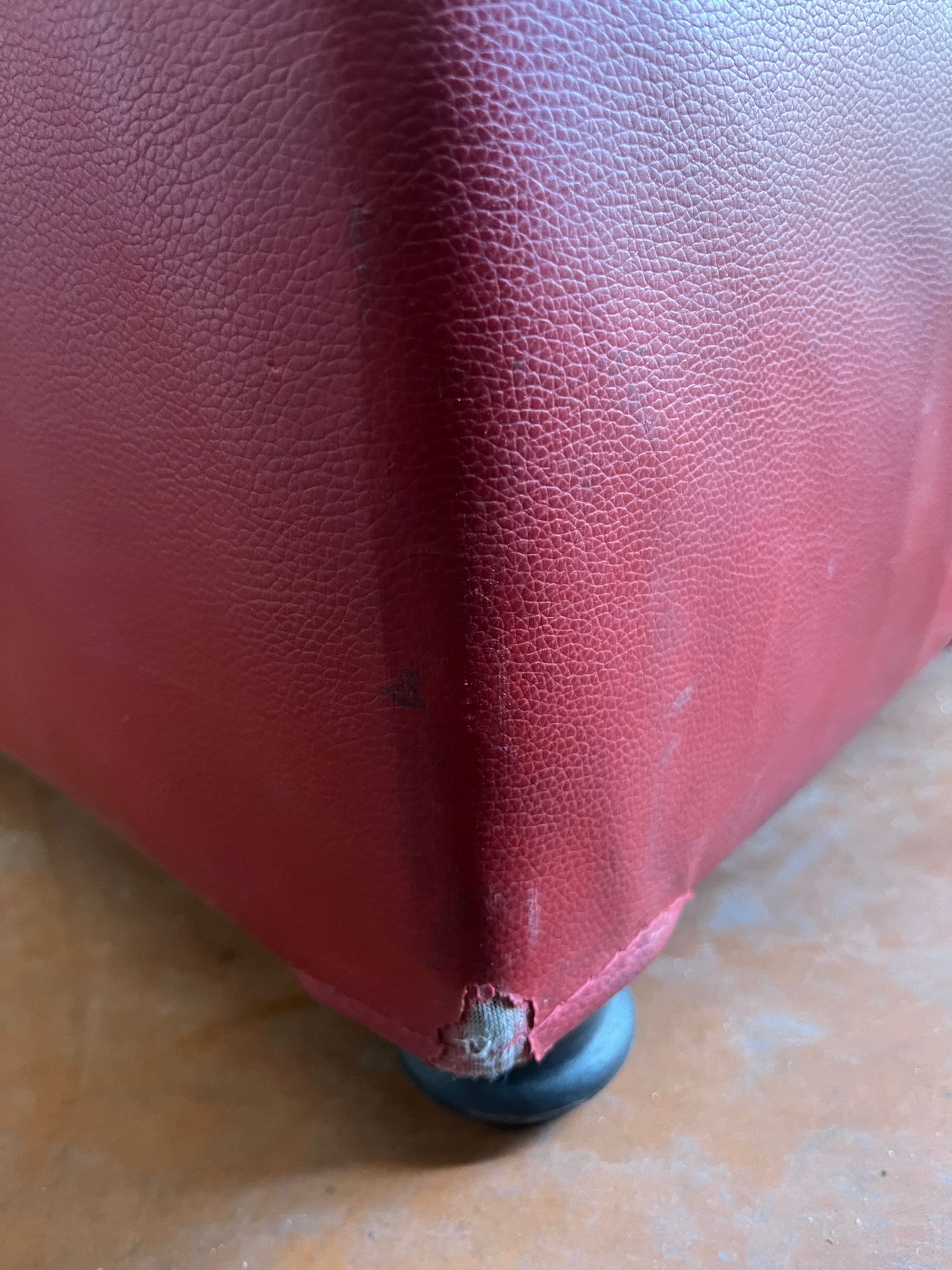 Pouf en simili cuir rouge – L40 x P40 x H40 cm – Image 9