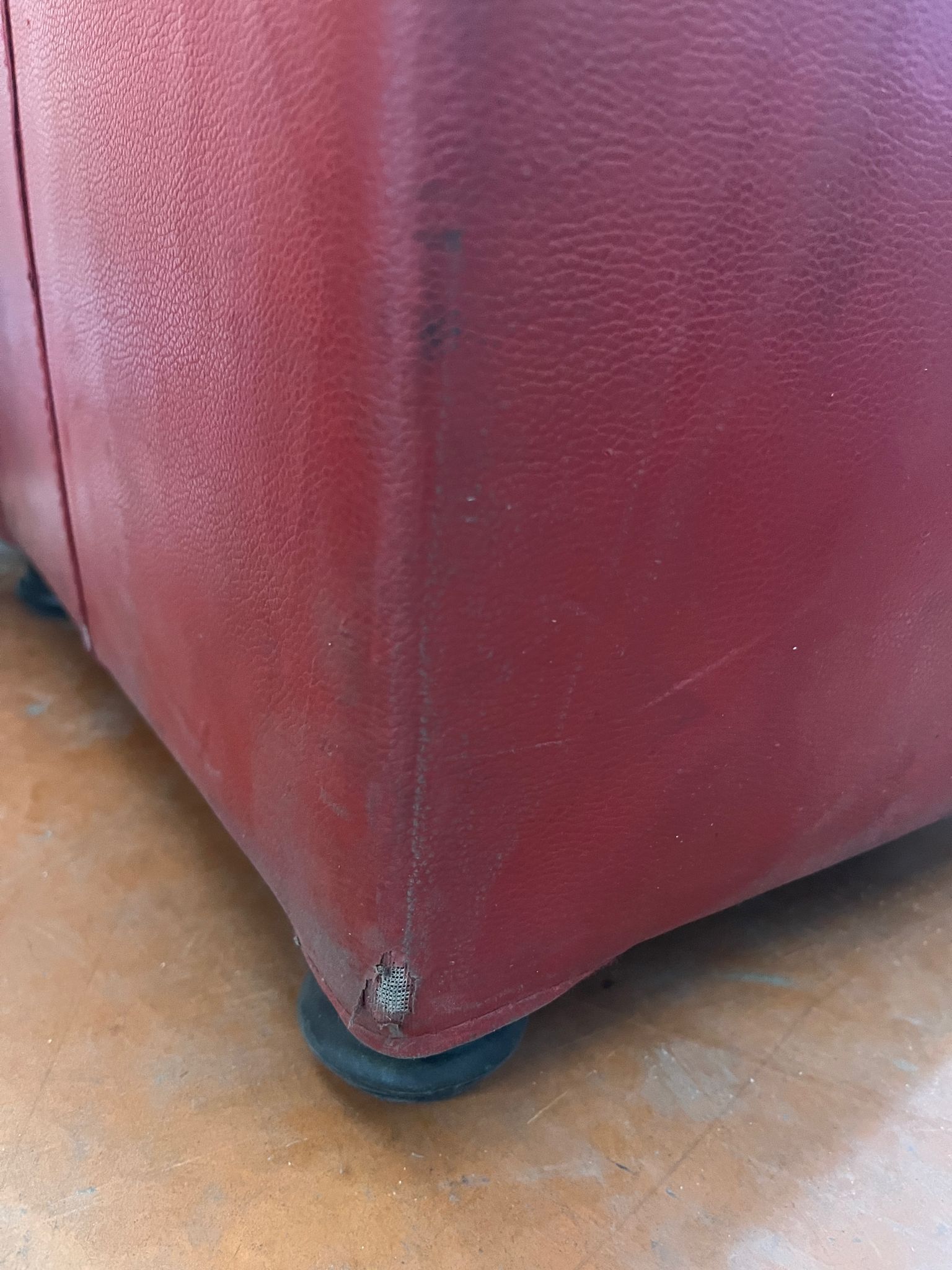 Pouf en simili cuir rouge – L40 x P40 x H40 cm – Image 10
