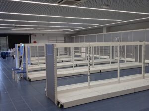 Lot de 2 gondoles centrales blanches sur roulettes – H156xL240cm