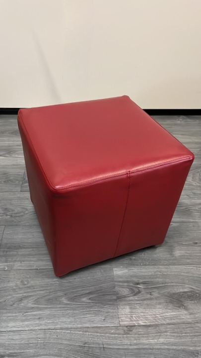 Pouf en simili cuir rouge – L40 x P40 x H40 cm – Image 2