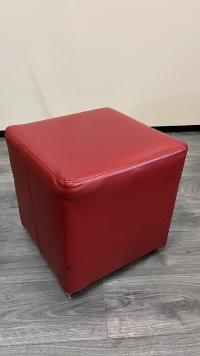 Pouf en simili cuir rouge – L40 x P40 x H40 cm – Image 3