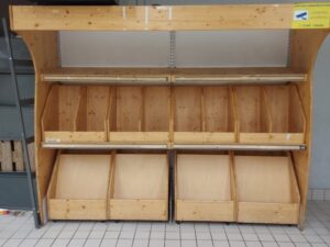 Meuble boulangerie en bois avec bacs sur roulettes