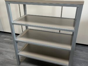 Table de présentation 4 niveaux gris taupe – L90,5 x l45,5 x H112 cm