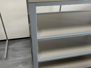 Table de présentation 4 niveaux gris taupe – L90,5 x l45,5 x H112 cm