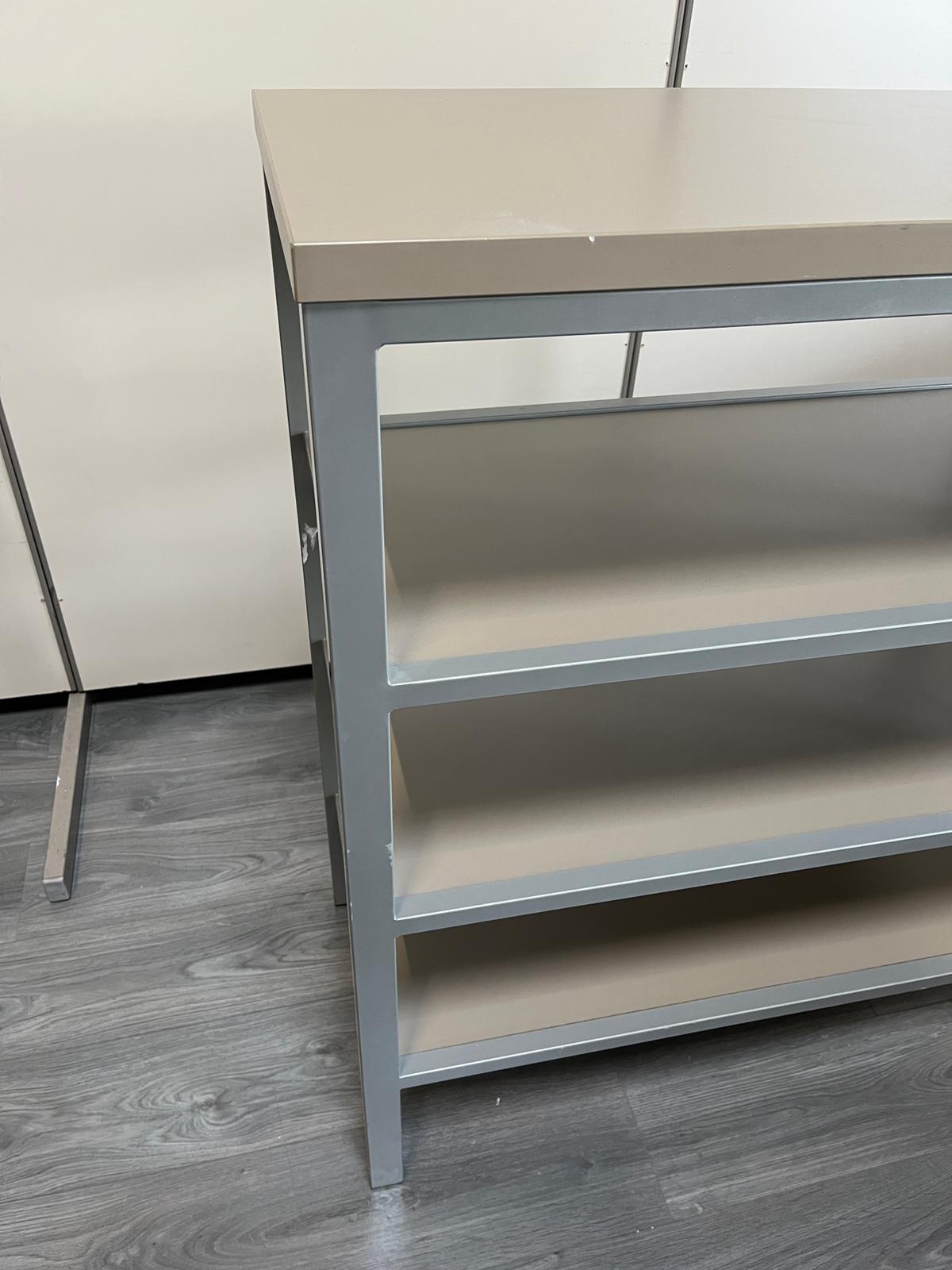 Table de présentation 4 niveaux gris taupe – L90,5 x l45,5 x H112 cm – Image 2