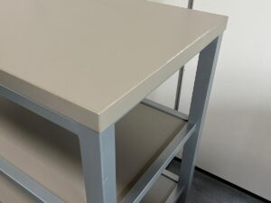Table de présentation 4 niveaux gris taupe – L90,5 x l45,5 x H112 cm