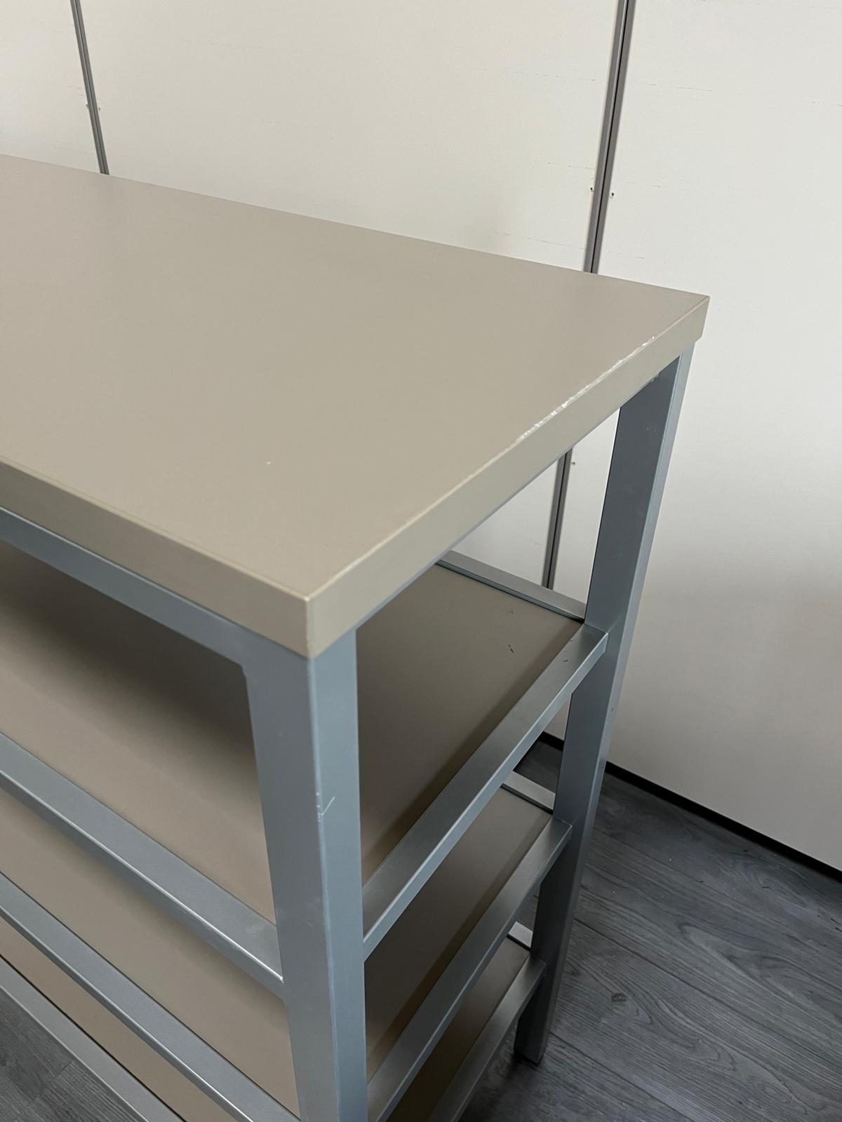 Table de présentation 4 niveaux gris taupe – L90,5 x l45,5 x H112 cm – Image 4