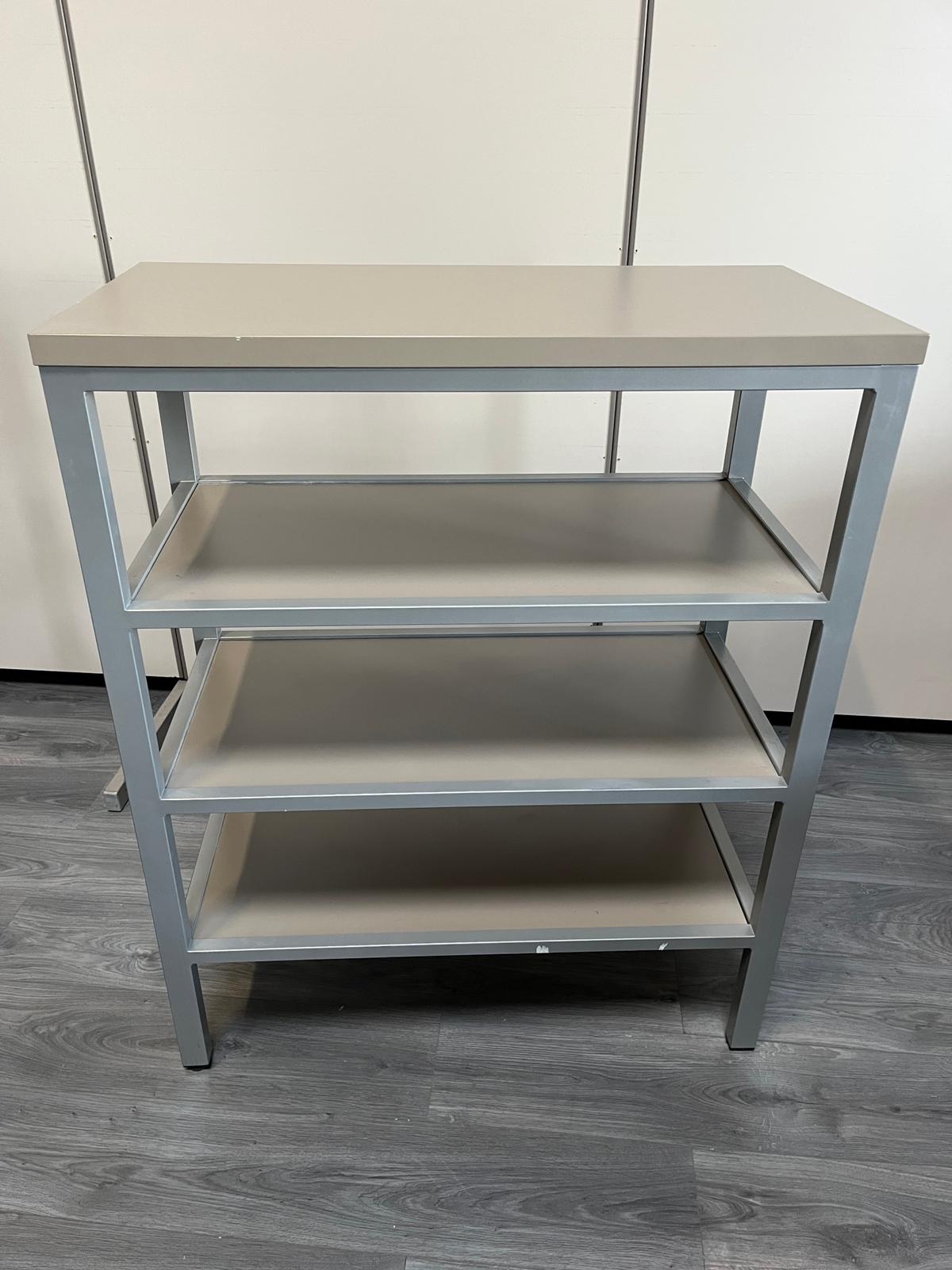 Table de présentation 4 niveaux gris taupe – L90,5 x l45,5 x H112 cm – Image 3
