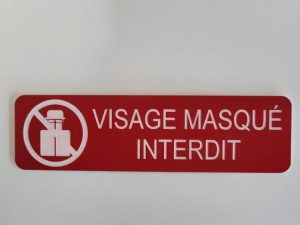 Pancarte de signalisation “Visage masqué interdit” rouge