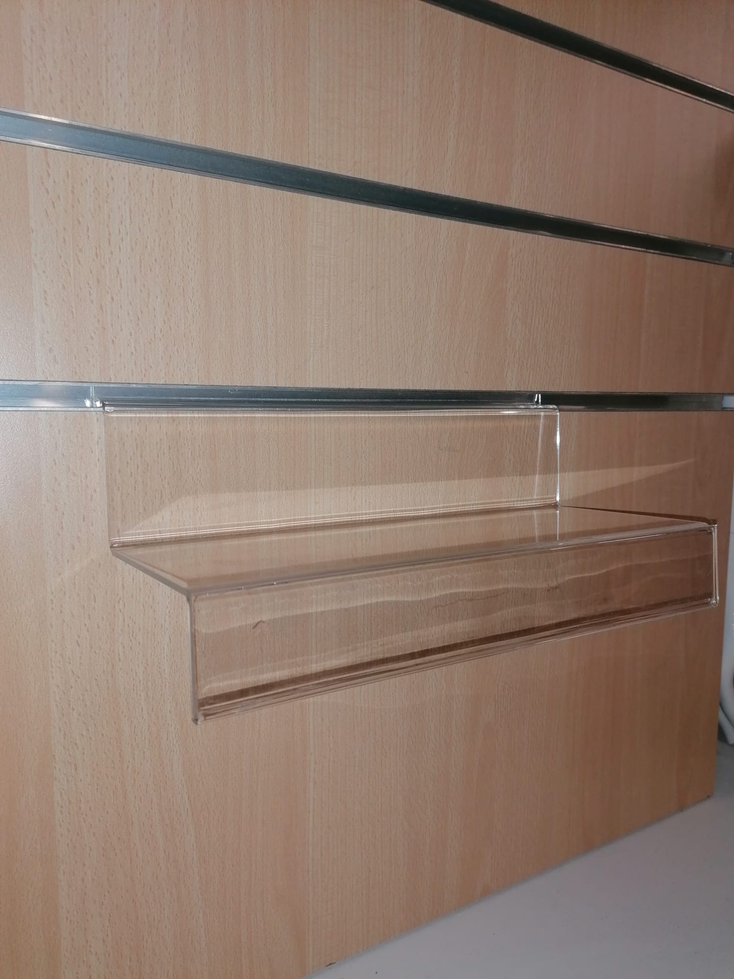Tablette en plexiglas pour panneau rainuré – L30 x P13 cm – Image 3