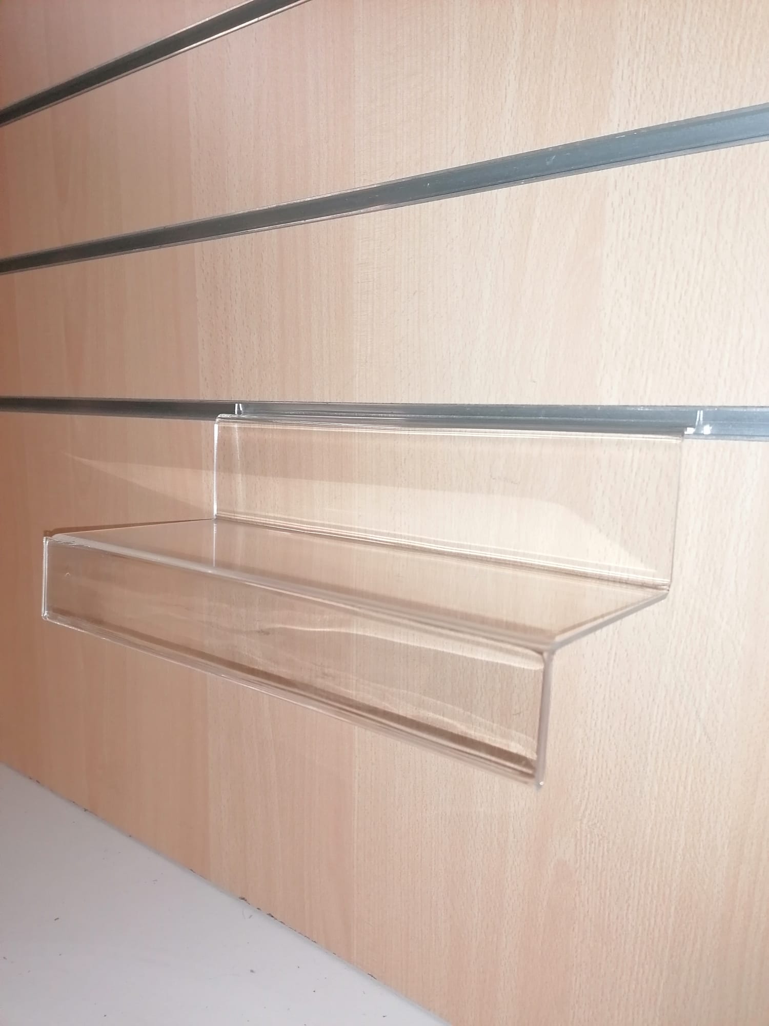 Tablette en plexiglas pour panneau rainuré – L30 x P13 cm