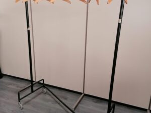 Portant de stockage noir sur roulettes – L130 x H168 x P53 cm