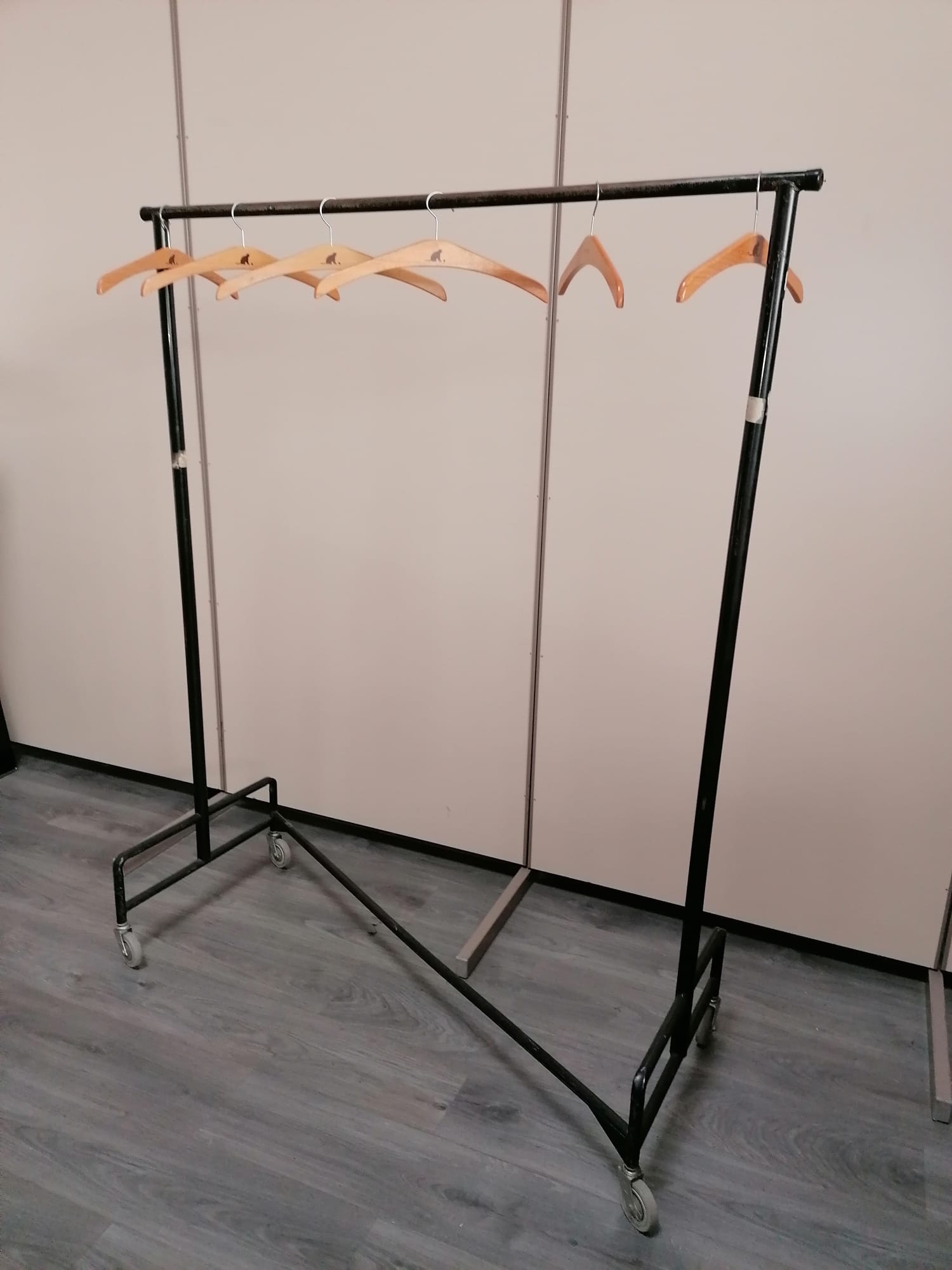 Portant de stockage noir sur roulettes – L130 x H168 x P53 cm
