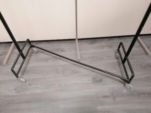 Portant de stockage noir sur roulettes – L130 x H168 x P53 cm