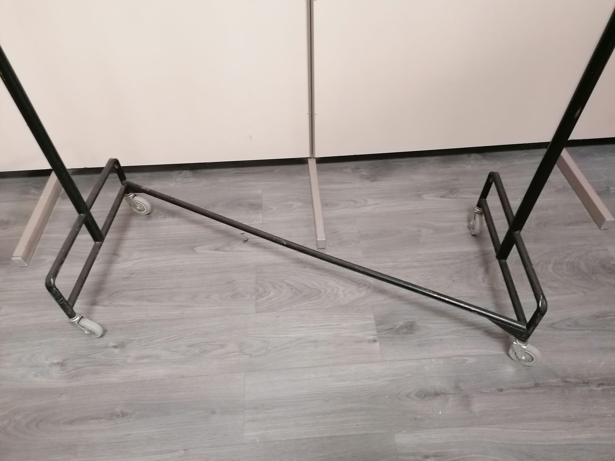 Portant de stockage noir sur roulettes – L130 x H168 x P53 cm – Image 2