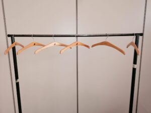 Portant de stockage noir sur roulettes – L130 x H168 x P53 cm