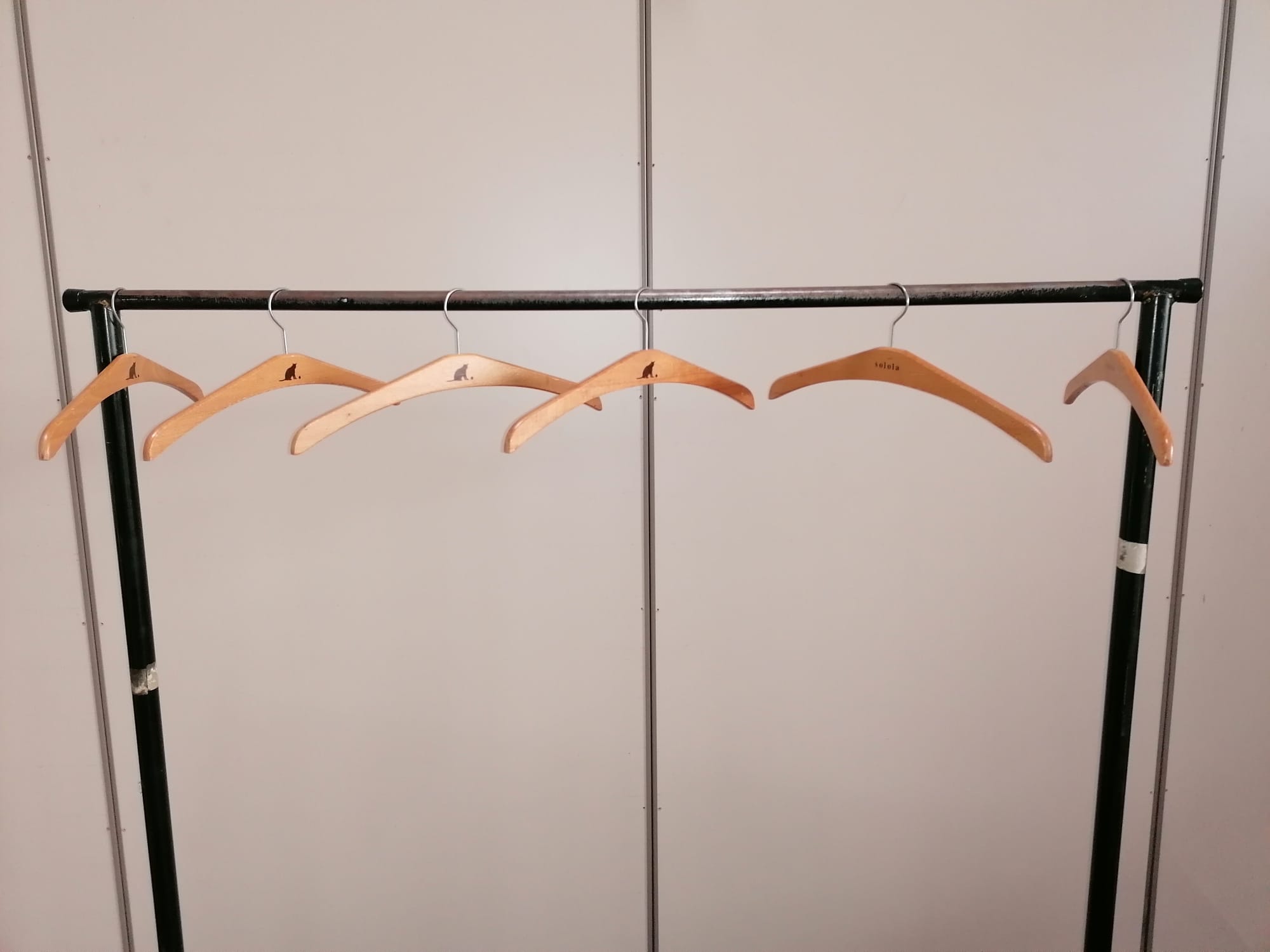 Portant de stockage noir sur roulettes – L130 x H168 x P53 cm – Image 3