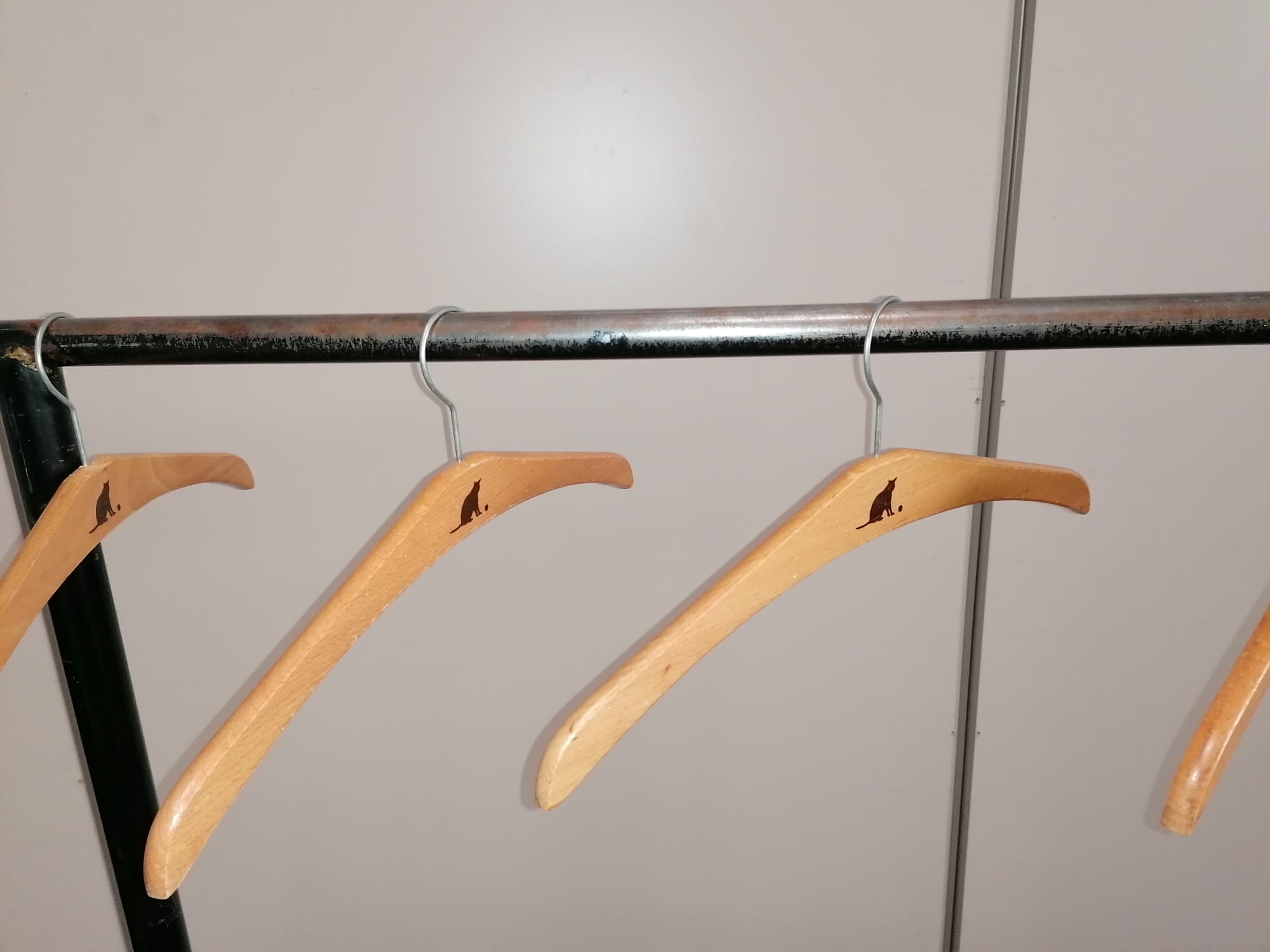 Portant de stockage noir sur roulettes – L130 x H168 x P53 cm – Image 4