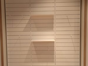 Lot de 3 panneaux muraux rainurés avec accessoires