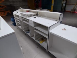 Comptoir d’accueil blanc en bois – L350 cm