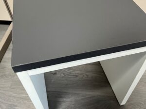 Tabouret en bois blanc et gris