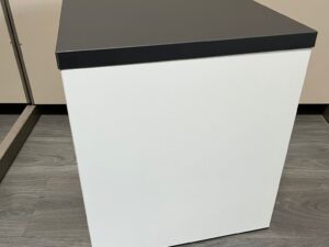 Tabouret en bois blanc et gris