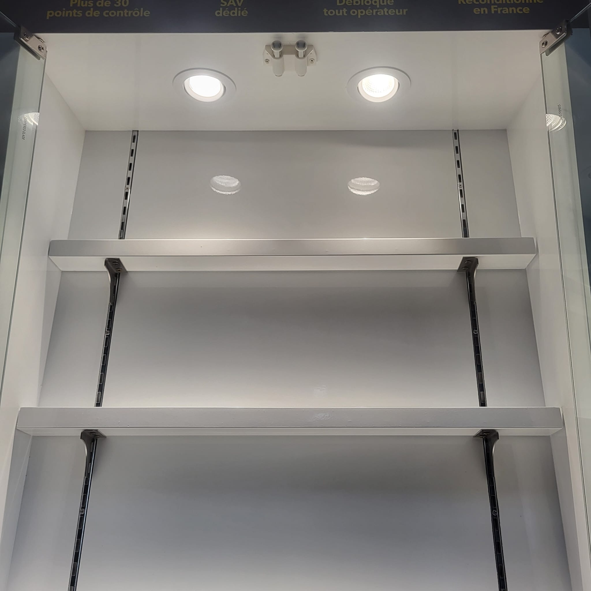 Vitrine lumineuse d’exposition avec 3 tablettes – L70 x P45 x H200 cm – Image 7