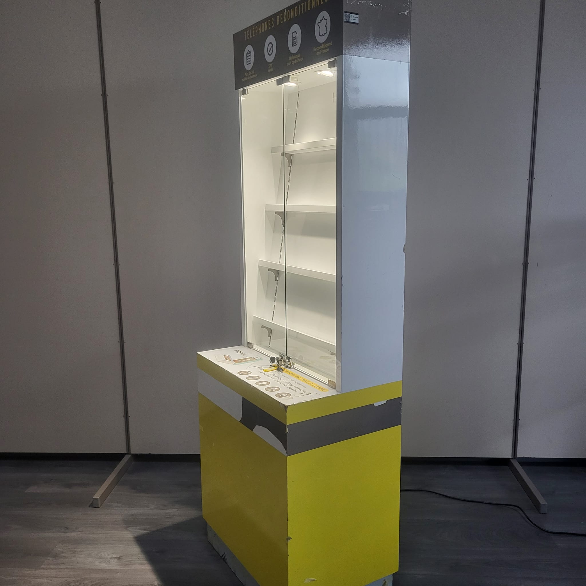 Vitrine lumineuse d’exposition avec 3 tablettes – L70 x P45 x H200 cm – Image 6