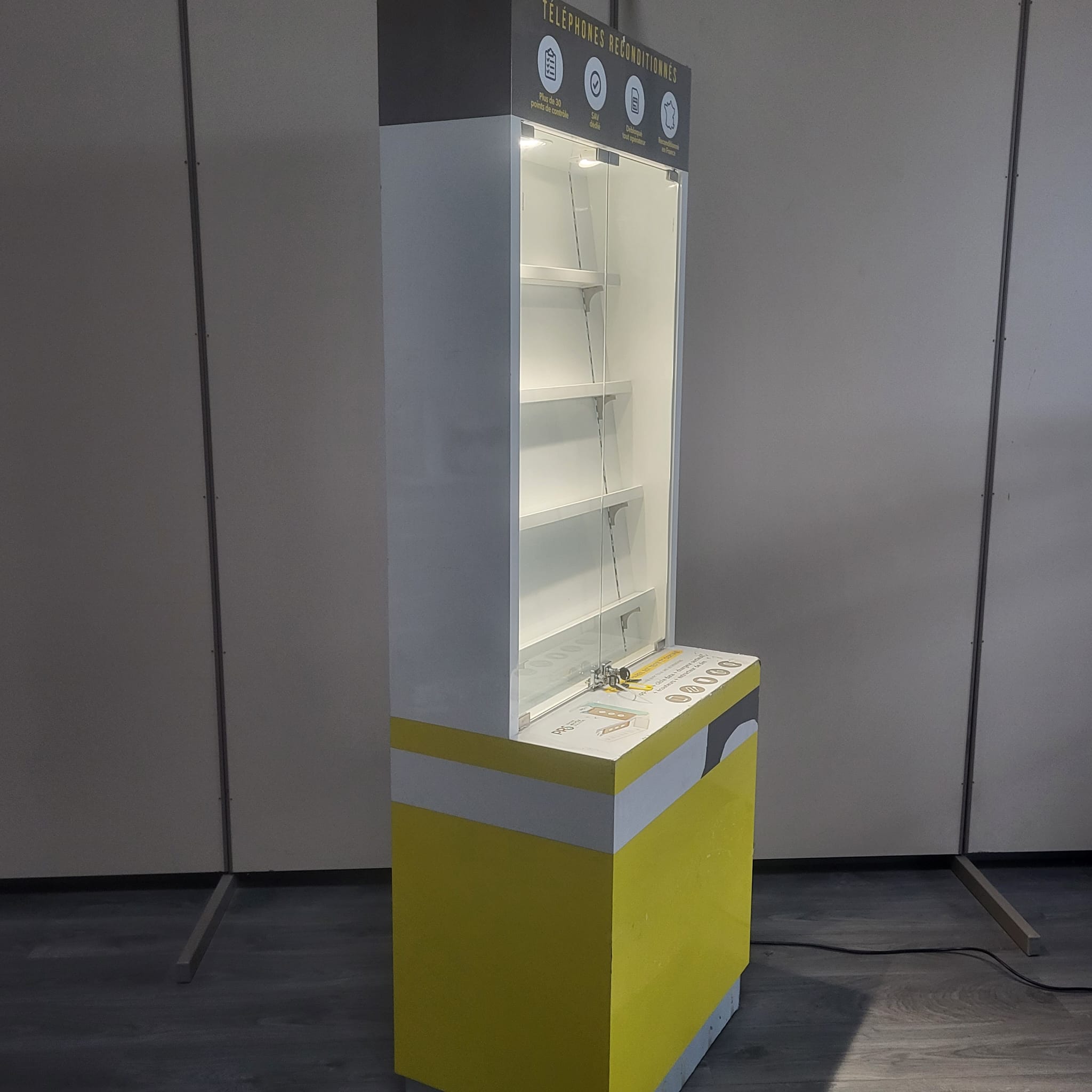 Vitrine lumineuse d’exposition avec 3 tablettes – L70 x P45 x H200 cm – Image 3