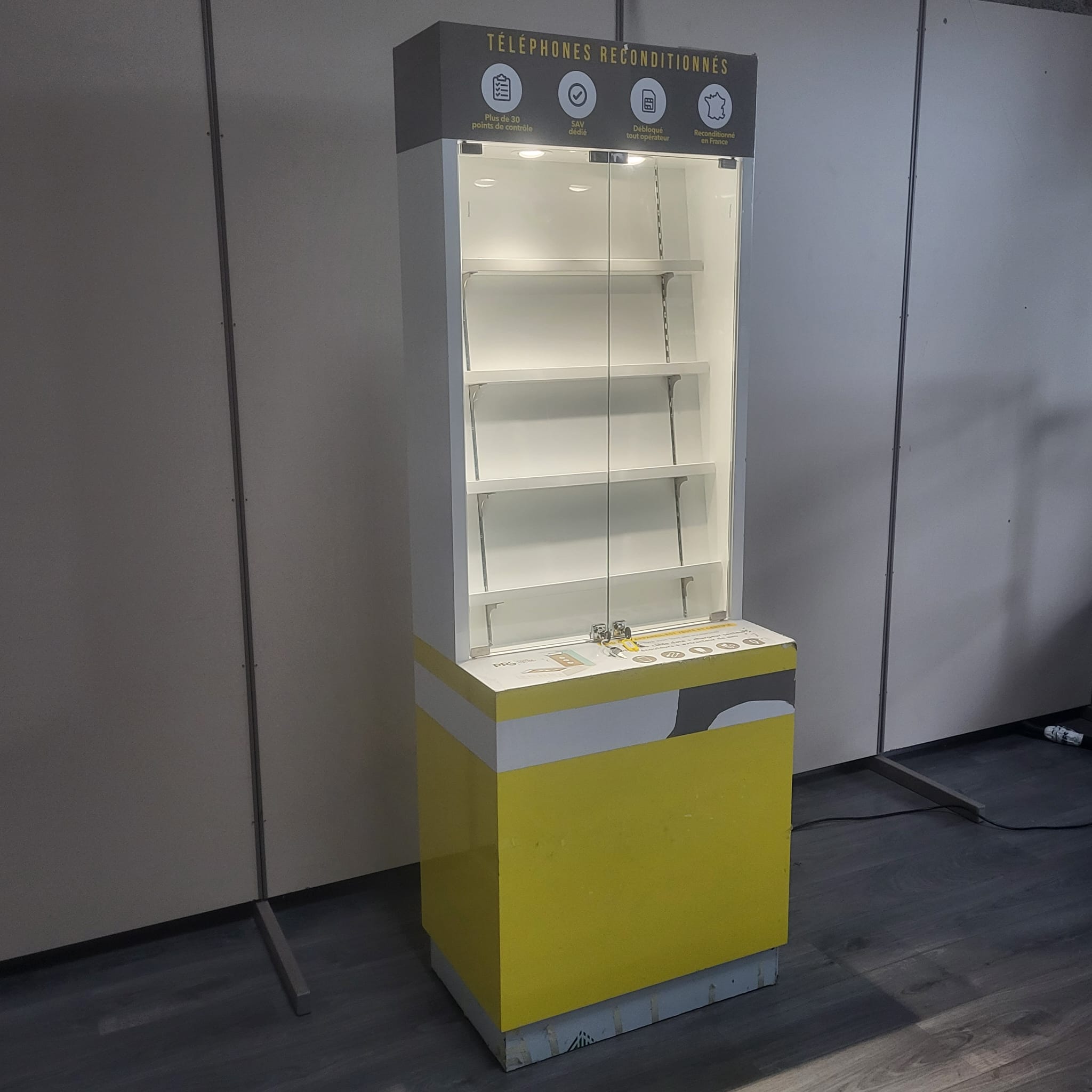Vitrine lumineuse d’exposition avec 3 tablettes – L70 x P45 x H200 cm