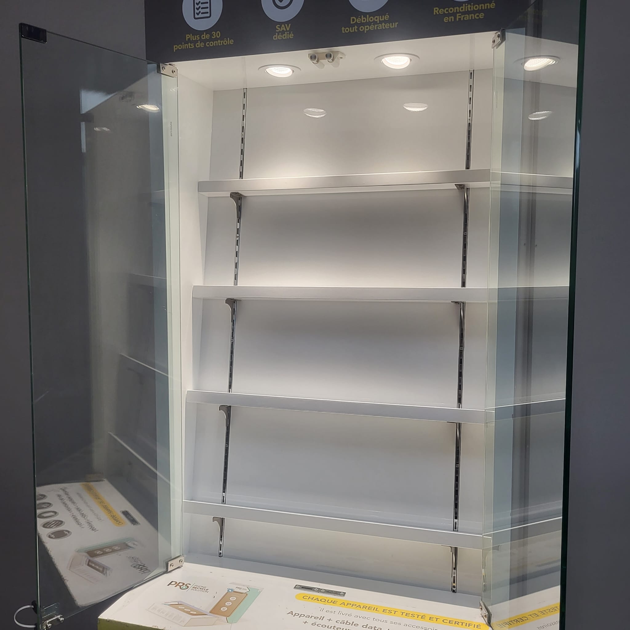 Vitrine lumineuse d’exposition avec 3 tablettes – L70 x P45 x H200 cm – Image 9