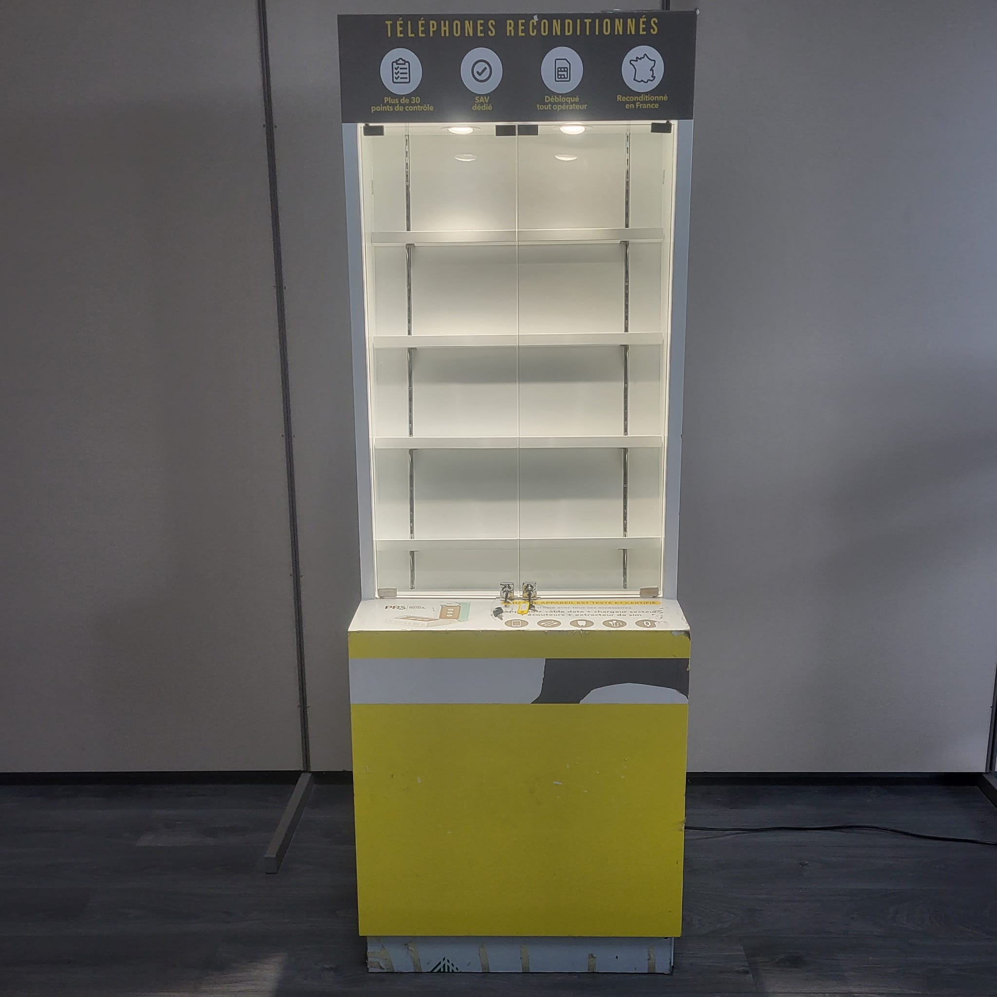 Vitrine lumineuse d’exposition avec 3 tablettes – L70 x P45 x H200 cm – Image 4