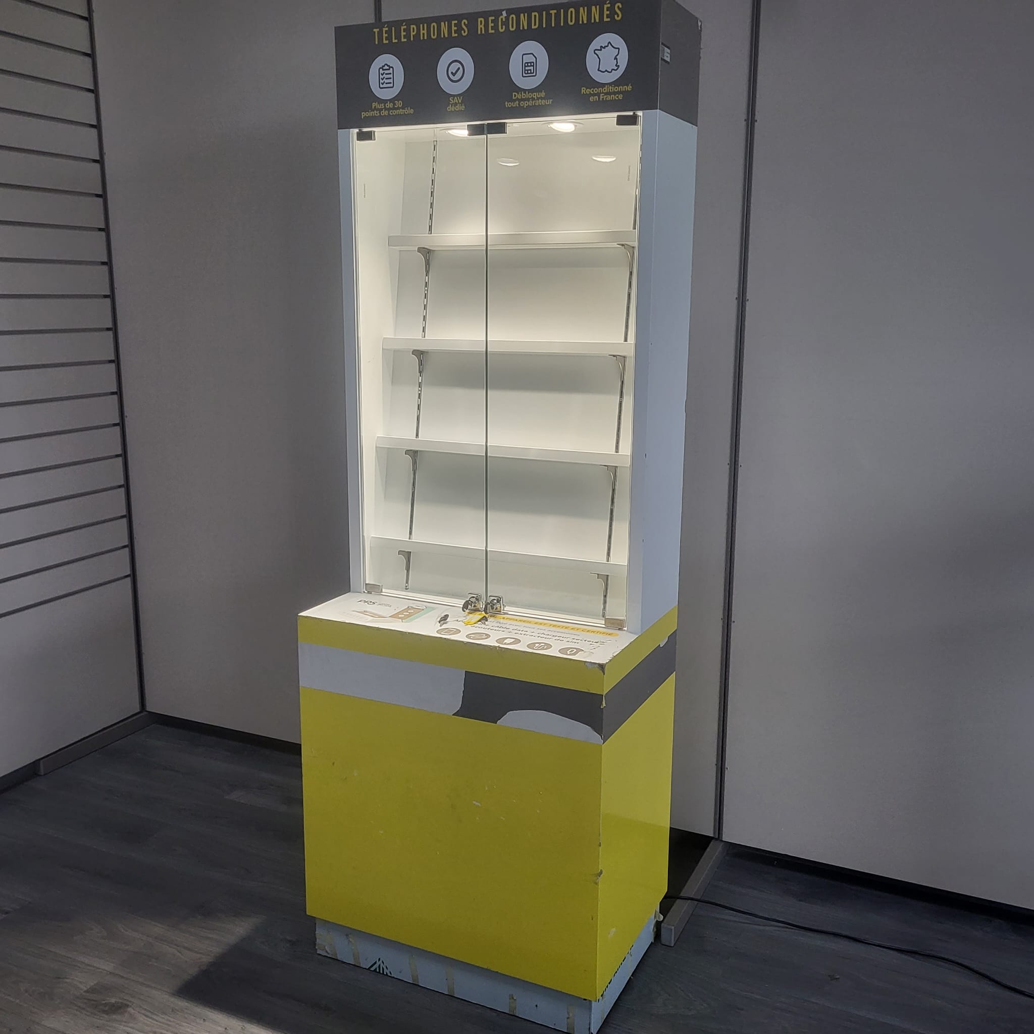 Vitrine lumineuse d’exposition avec 3 tablettes – L70 x P45 x H200 cm – Image 5