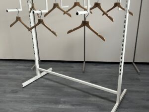 Portant à vêtements avec 6 bras escaliers – métal blanc – L145 cm