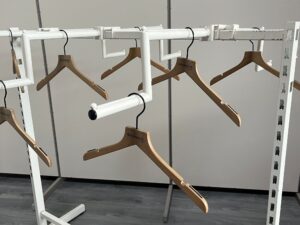 Portant à vêtements avec 6 bras escaliers – métal blanc – L145 cm