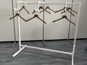 Portant à vêtements avec 6 bras escaliers – métal blanc – L145 cm