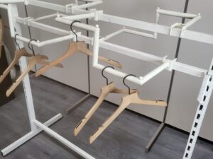 Portant à vêtements blanc avec barres penderies en escalier