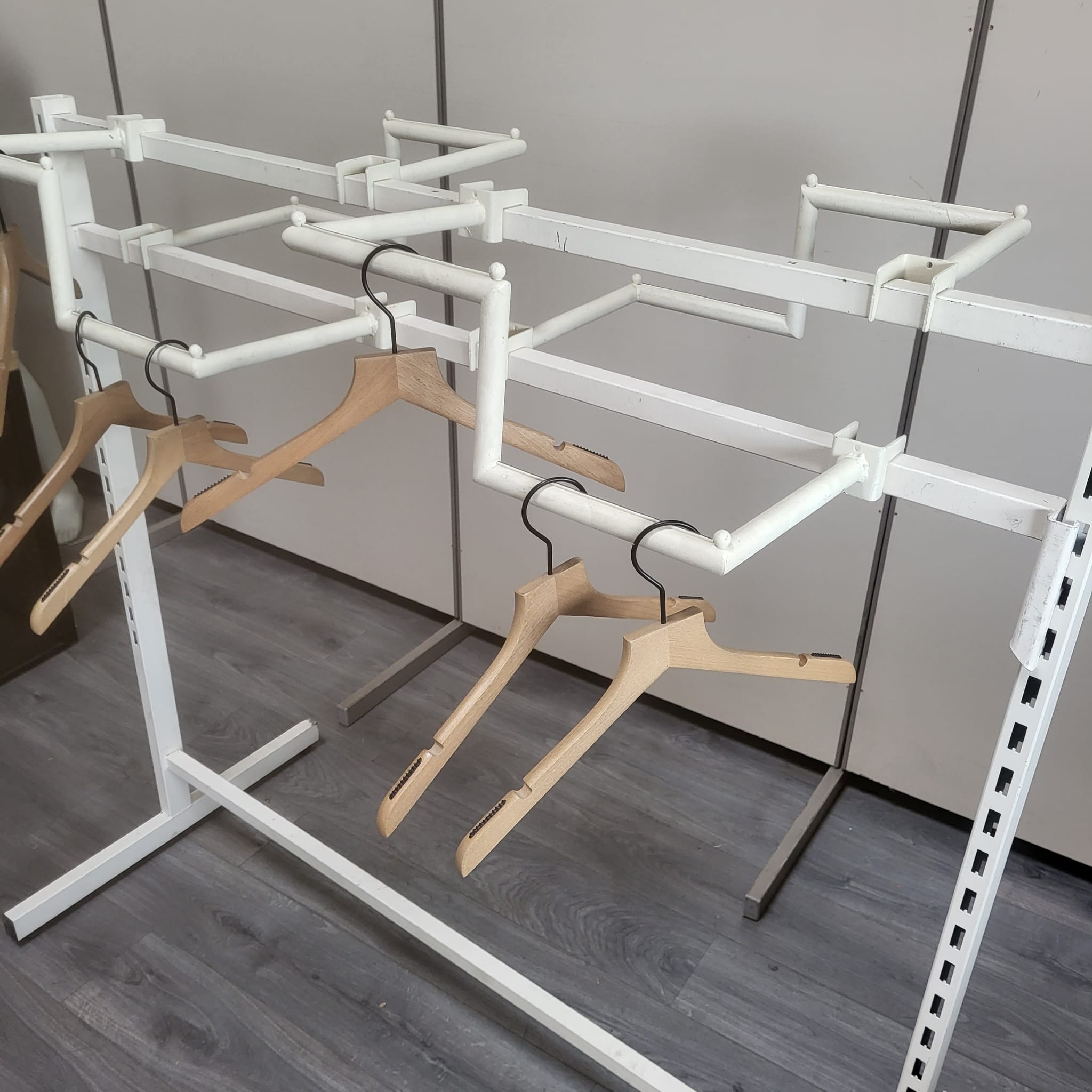 Portant à vêtements blanc avec barres penderies en escalier – Image 3
