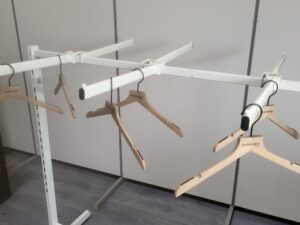 Portant à vêtements avec 6 bras droits – métal blanc – L145 cm