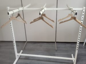 Portant à vêtements avec 6 bras droits – métal blanc – L145 cm