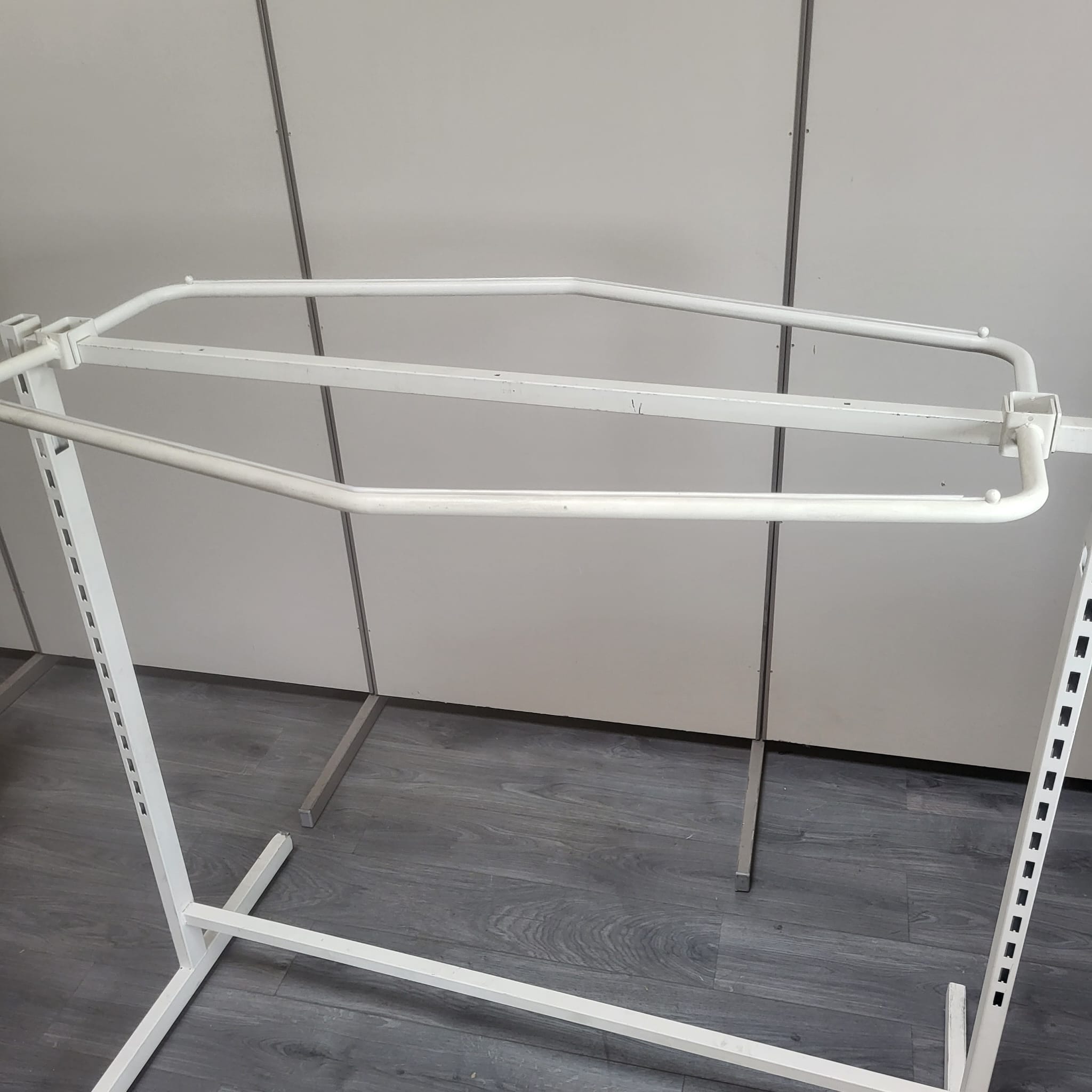 Portant à vêtements avec 2 barres penderies – métal blanc – L145 cm – Image 3