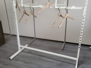 Portant à vêtements blanc avec barres penderies en escalier