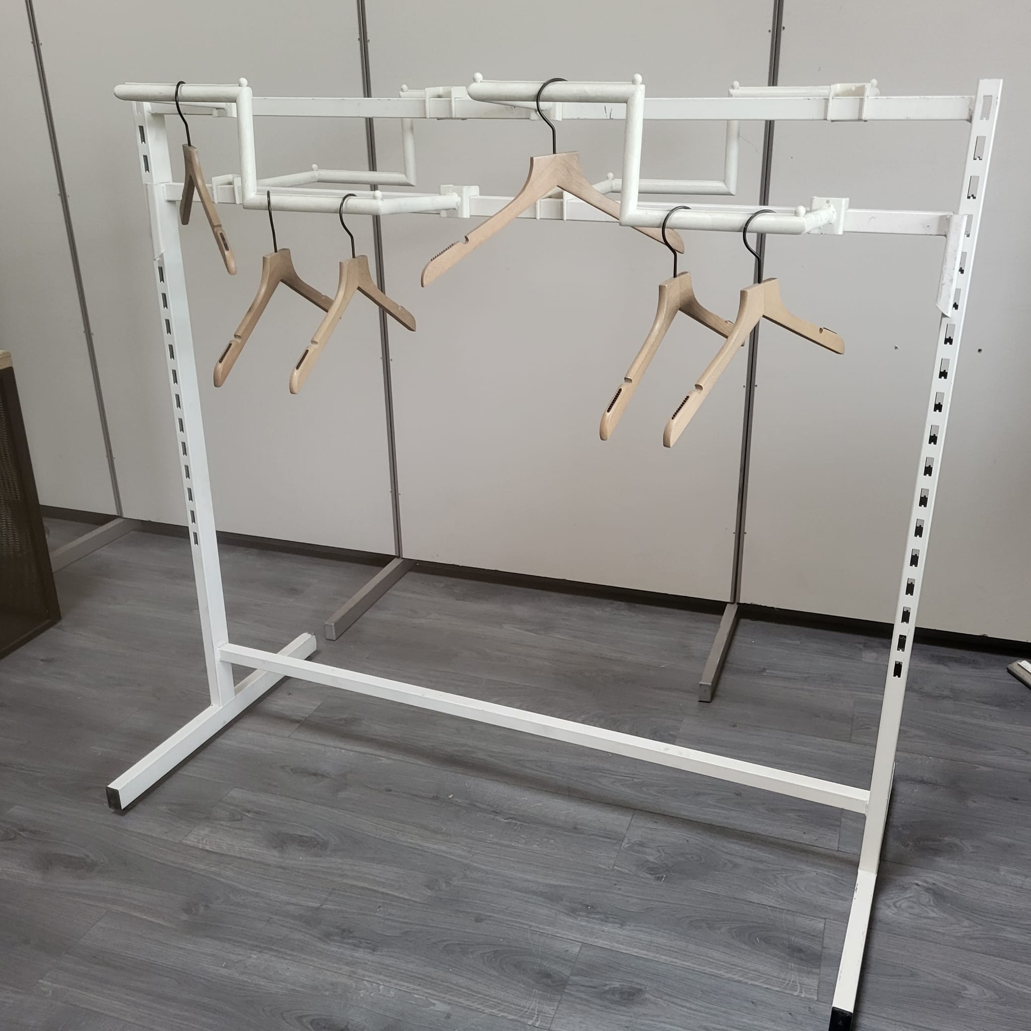 Portant à vêtements blanc avec barres penderies en escalier