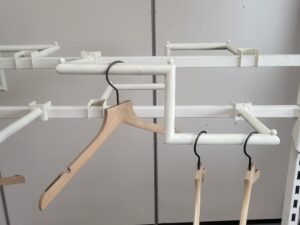 Portant à vêtements blanc avec barres penderies en escalier