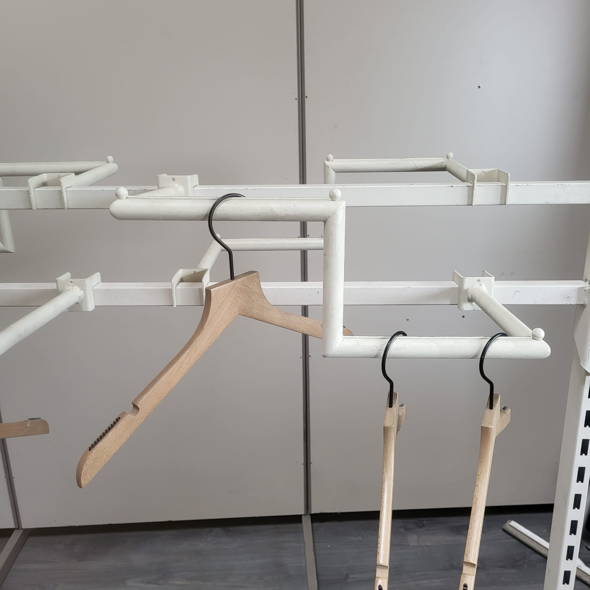 Portant à vêtements blanc avec barres penderies en escalier – Image 2